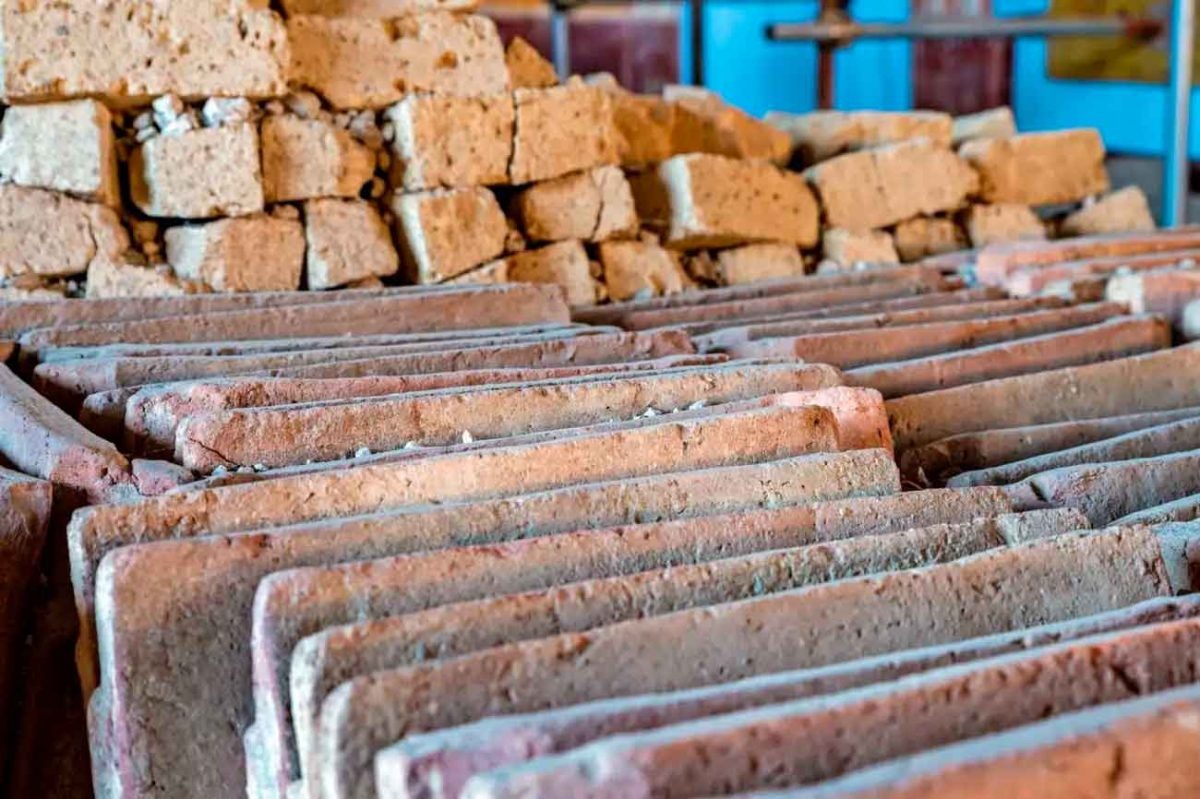    Керамическая черепица и блоки из туфа, найденные при раскопкам римской мастерской в Помпеях / © Archaeological Park of Pompeii