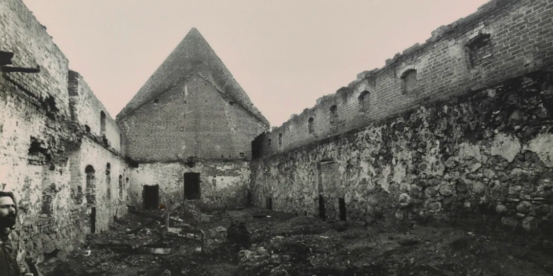 Скелет из 90-х: как внутри замка спрятали «невидимый небоскреб»