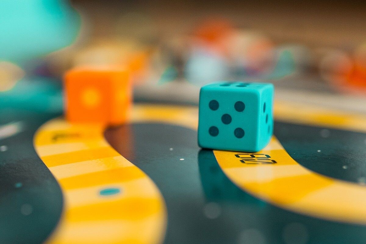 В специализированных магазинах вы найдете много настолок, в которые можно сыграть в гордом одиночестве. Источник: ArtCreationsDesignPhoto / Shutterstock / FOTODOM📷
