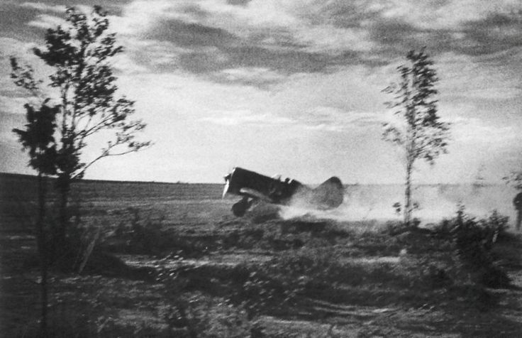 Генерал отправил самолёт от Сталина обратно. Через три дня немцы с почестями предали его земле