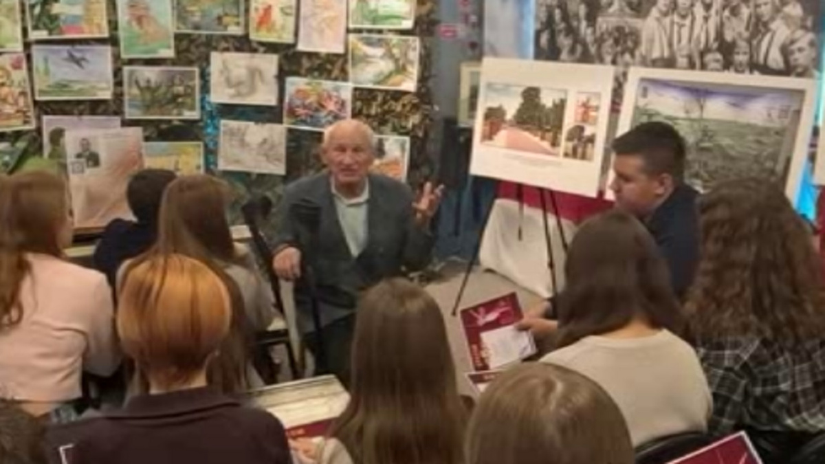    В Курске в музее «Юные защитники Родины» в День Героев Отечества представили выставку работ о мире и войне