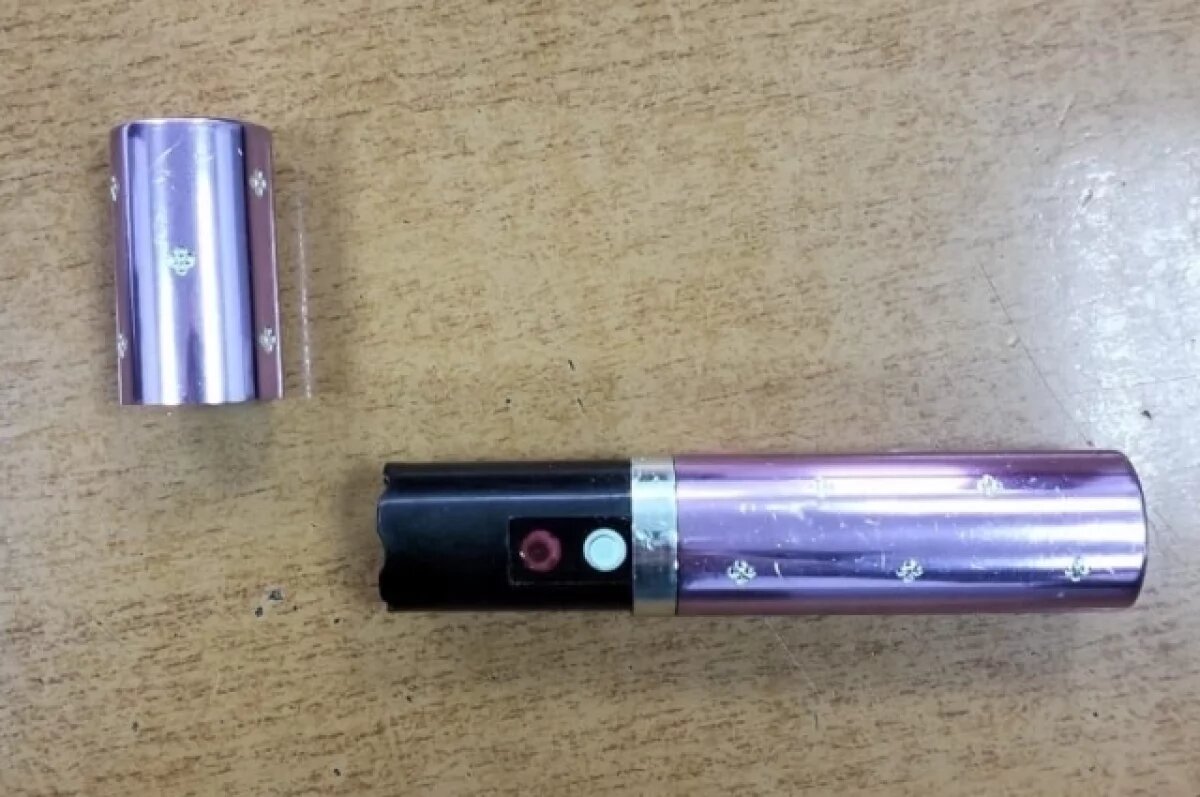    В Вольске женщину не пустили в суд с помадой с «секретом»