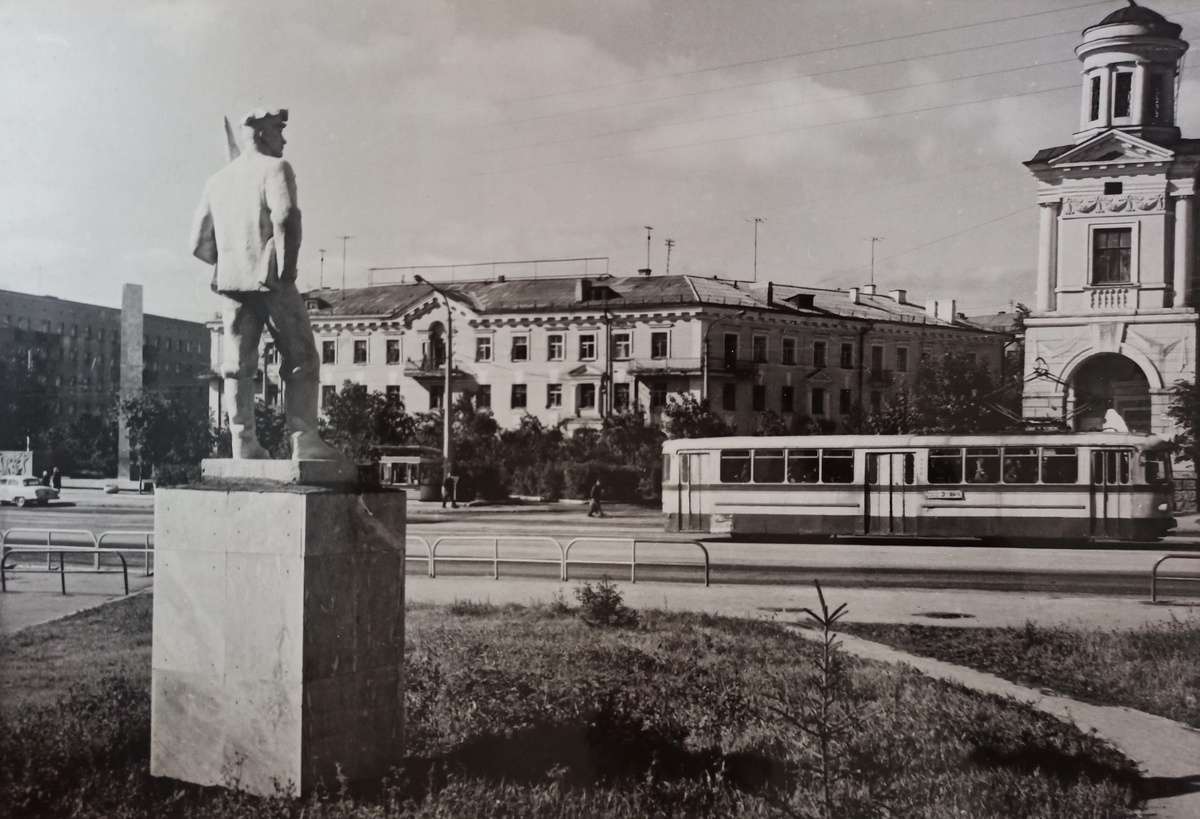 Улица Фрунзе между улицами Черных и Оплетина. Площадь боевой и трудовой Славы горняков. Нижний Тагил. 1972 год