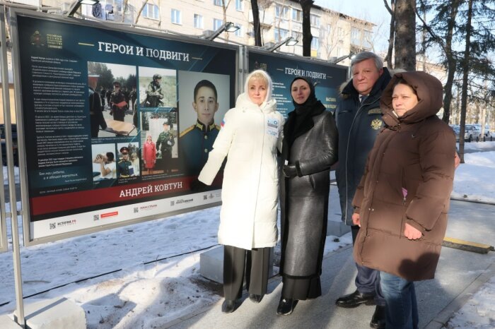            Мария Костюк с известными людьми России на алее Героев в Биробиджане / Фото: телеграм-канал Мария Костюк