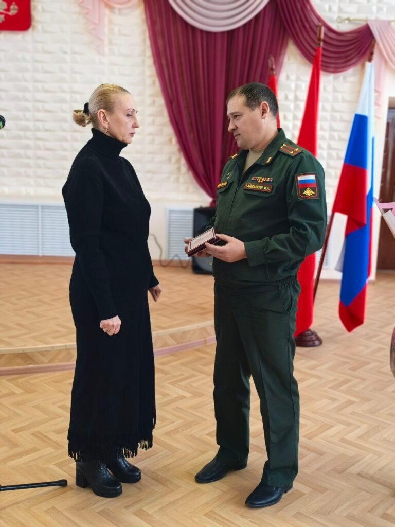     В Сорочинском округе передали награды семьям погибших бойцов СВО Оренбуржье
