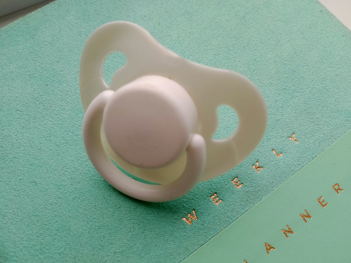 Старый, облезлый, рисунок стерся, сам прогрызанный, но такой любимый