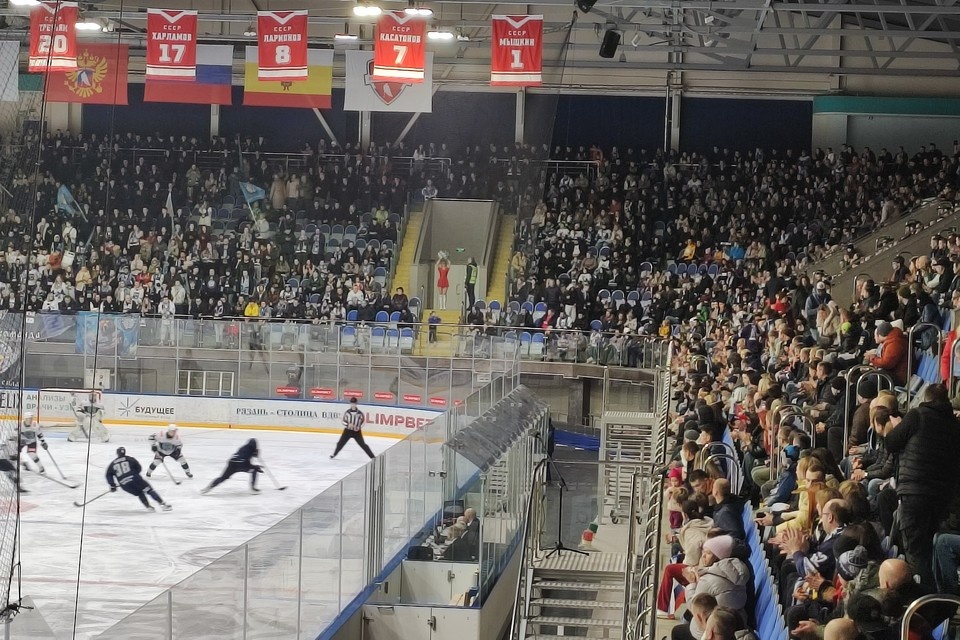    Поход на хоккей становится семейным праздником.