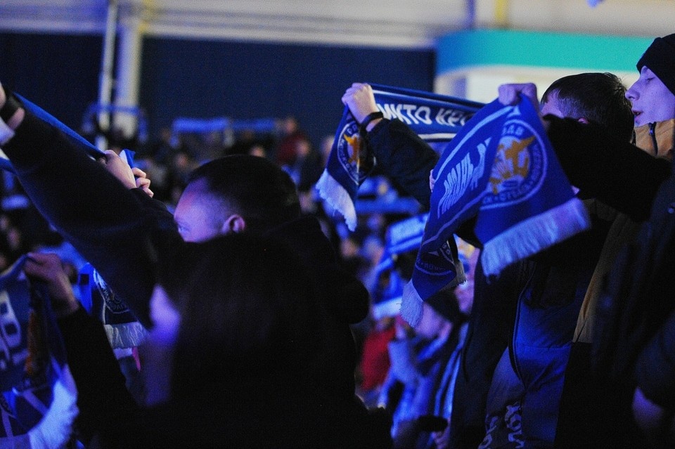   Фанаты поддерживают родной клуб. Фото: ХК «Рязань- ВДВ».