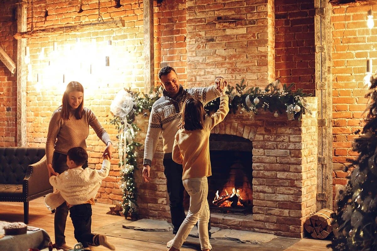 Для многих Новый год — исключительно семейный праздник. Источник: Dasha Petrenko / Shutterstock / FOTODOM📷
