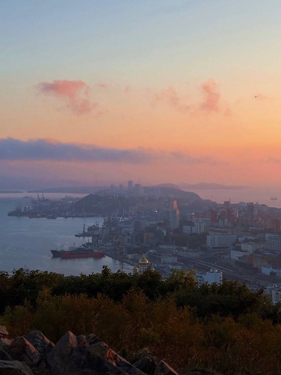 Закат во всей его красе на сопке «Орлиное гнездо» во Владивостоке Фото: diiiimonic