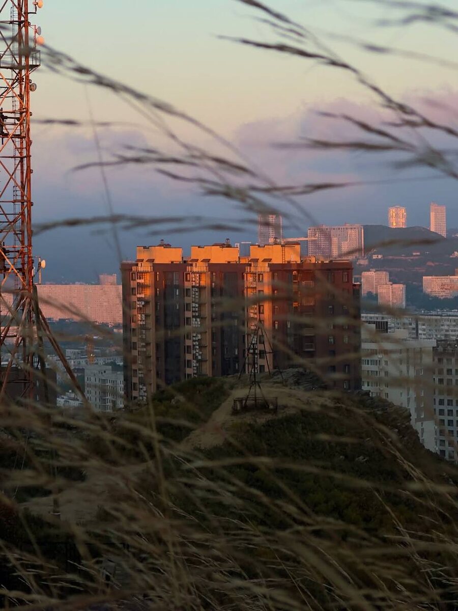 Закат во всей его красе на сопке «Орлиное гнездо» во Владивостоке Фото: diiiimonic