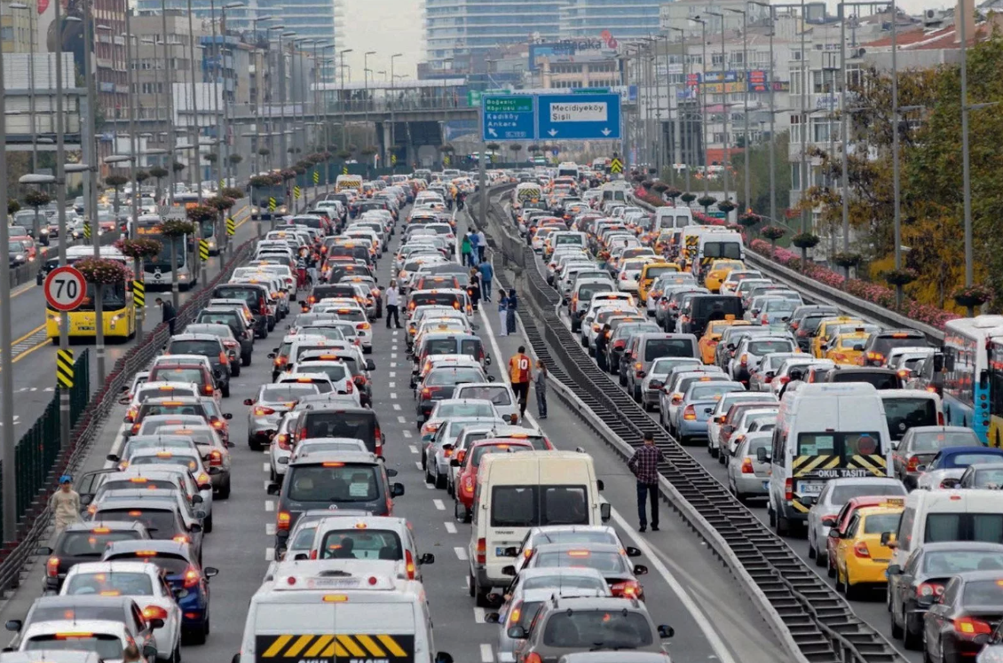 Кстати, Стамбул занимает первое место среди всех мегаполисов мира, с самыми большими пробками автомобилей. В среднем, каждый автовладелец стоит в пробках 120 часов в год, ситуация ухудшается с каждым годом на 10-15%