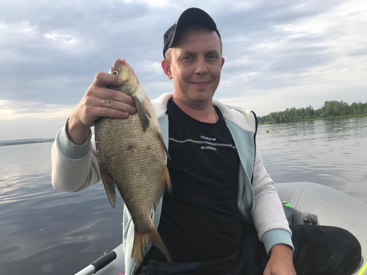 Александр Макаров с лещём пойманным на Волге.