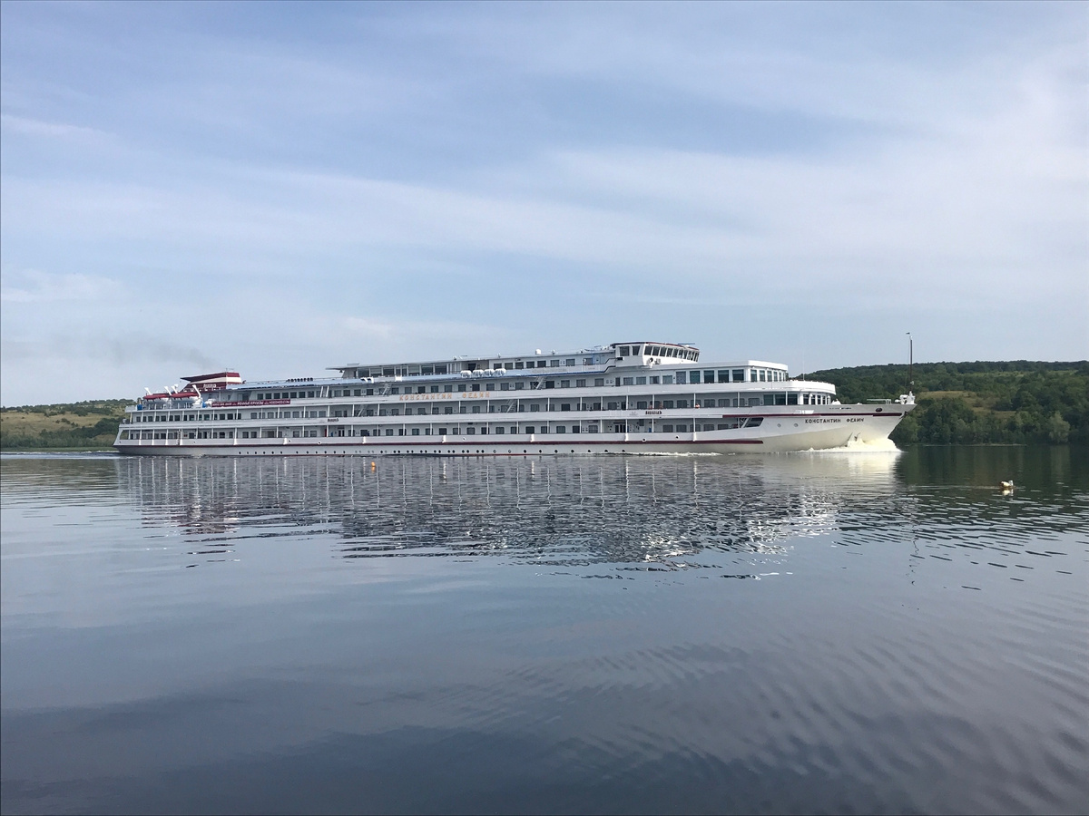 Прекрасный теплоход на реке Волга.