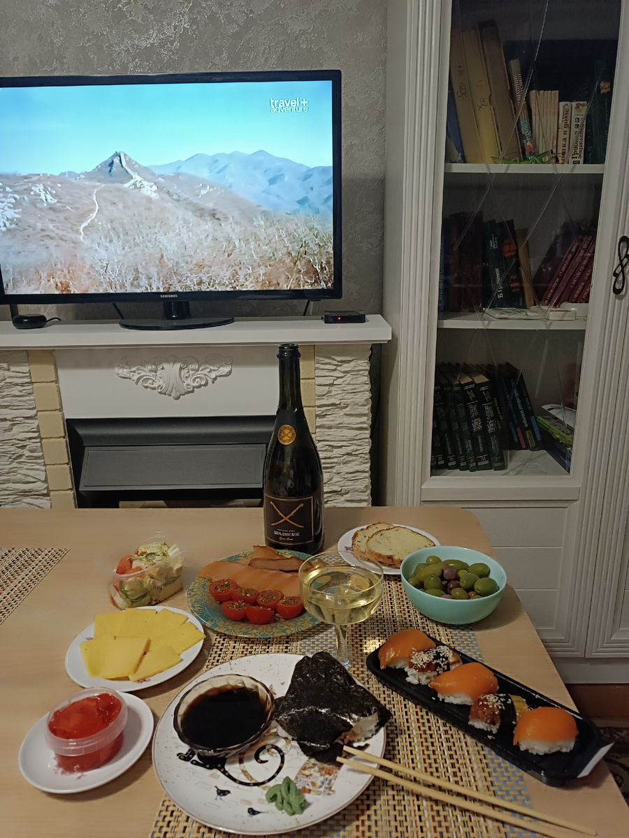 Ужин в честь окончания каторги. Еще не фильм в телевизоре🤭