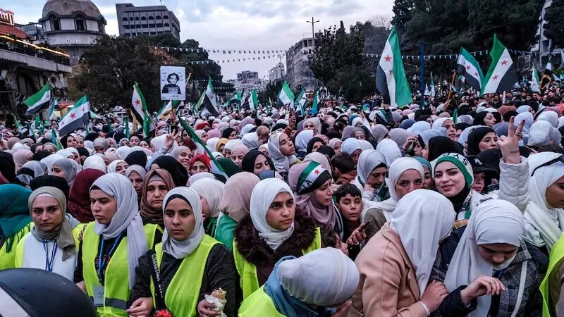 Женщины празднуют на улицах города Хомс
Фото:
The Telegraph / Eduardo Soteras