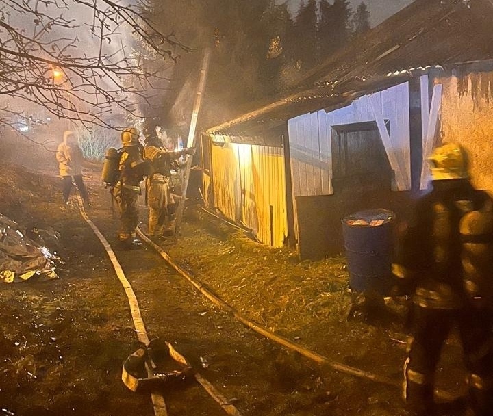    В городе Сортавала пожарные вынесли газовый баллон из горящего дома