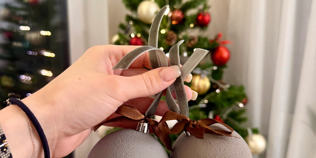 Украсить ёлку бюджетно - можно! Перекрашиваем шары за 19 рублей краской для стен