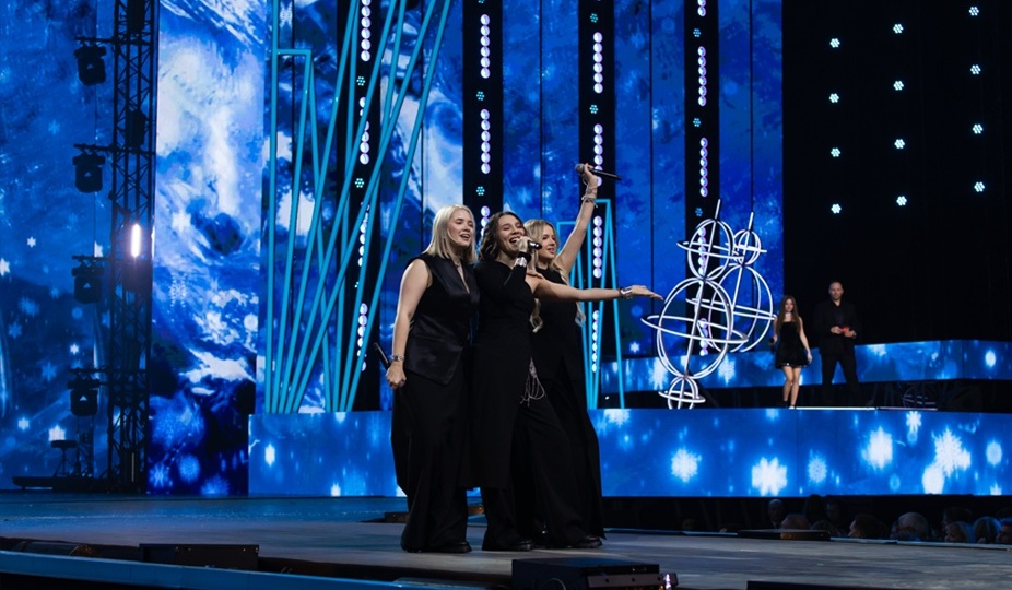 Хит «Едем на Байкал» исполнили на фестивале «Новая песня года 2025»