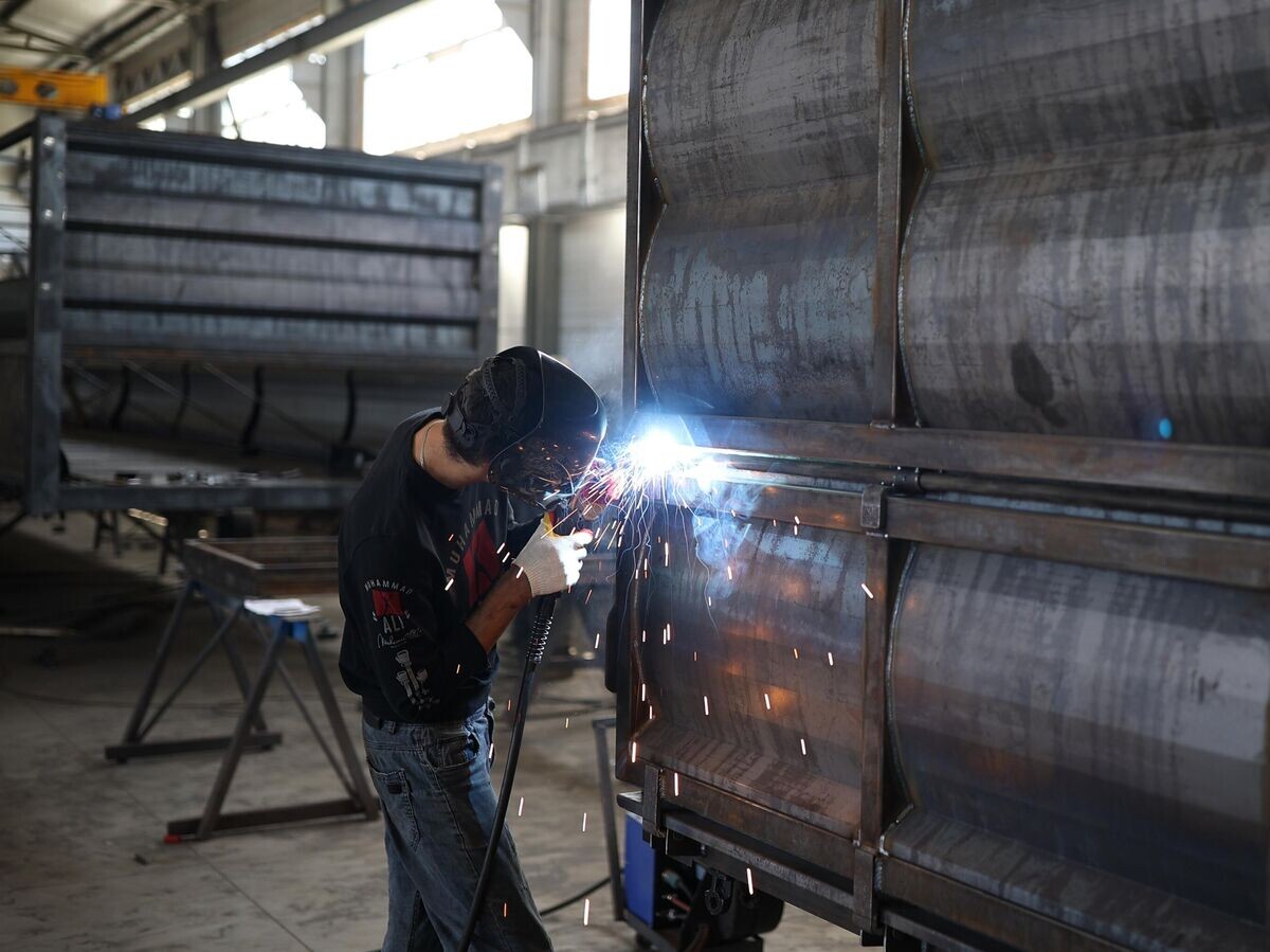    Сварочный цех на заводе по производству кузовов для грузовых автомобилей | © РИА Новости / Виталий Тимкив