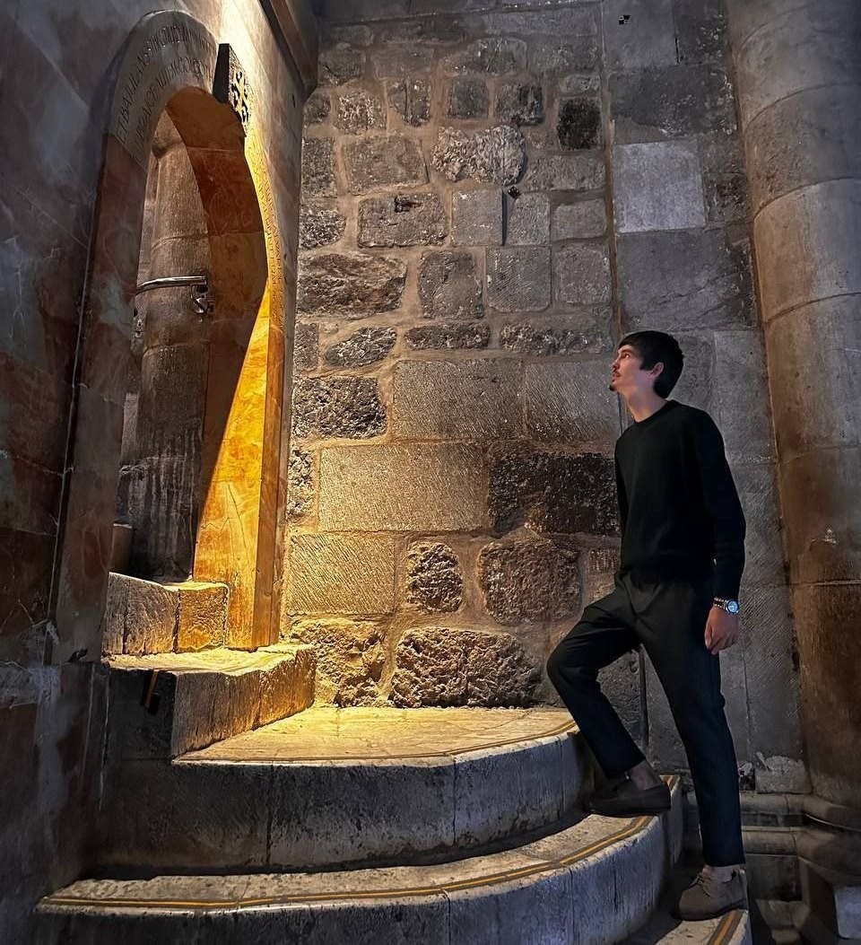    Мужчина гуляет по святым местам, пропитанным историей и духовностью.