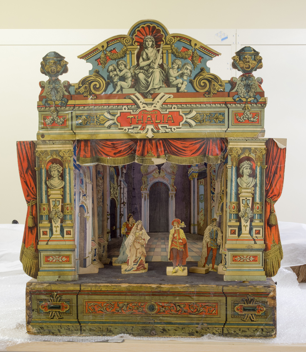 Настольный кукольный театр. Германия, Майнц (?). Около 1890 года. Дерево, картон, бумага, ткань х/б, металл, проволока; хромолитография, цветная печать; тиснение золотистое. Из коллекции ГМЗ «Царское Село»