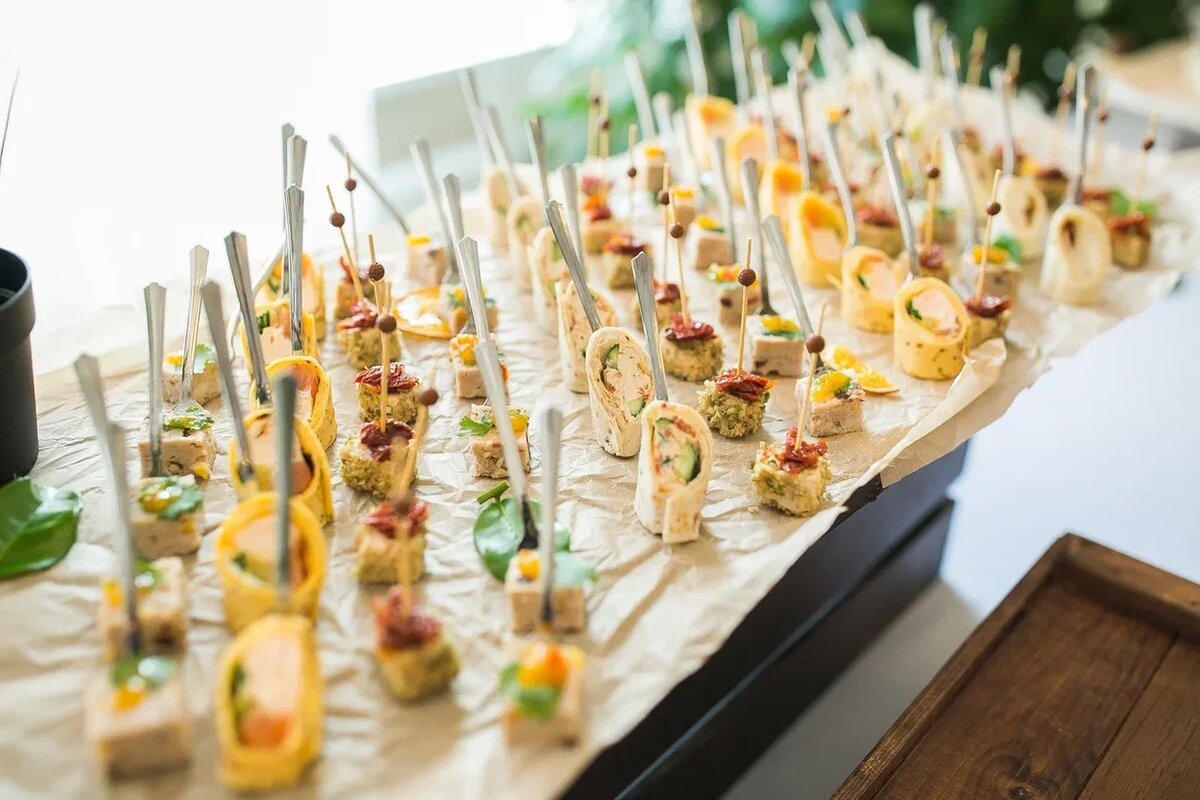 Топ закусок под игристое - канапе, веррины, каннелони - shop.m-catering.ru