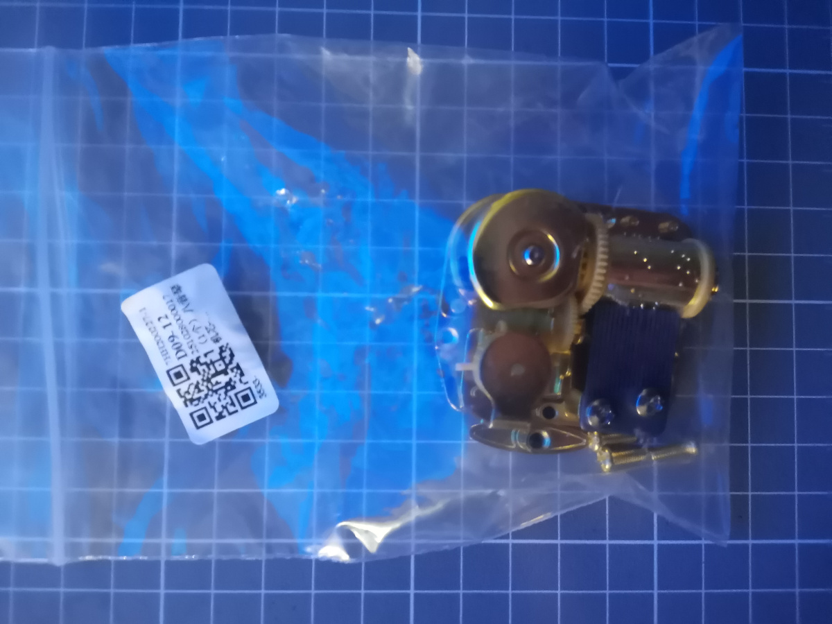 Из банки можно сделать музыкальную шкатулку, используя такой механизм