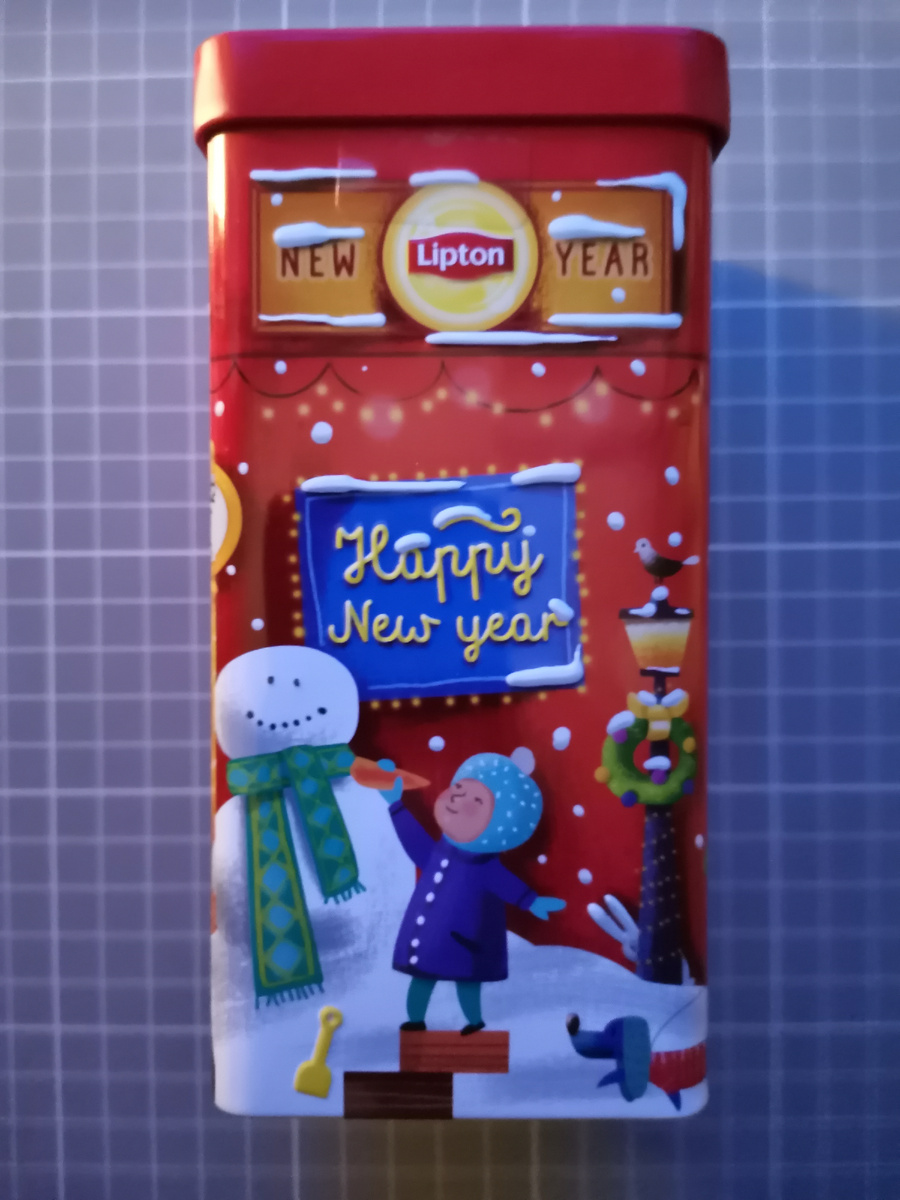 Чай в металлической новогодней банке