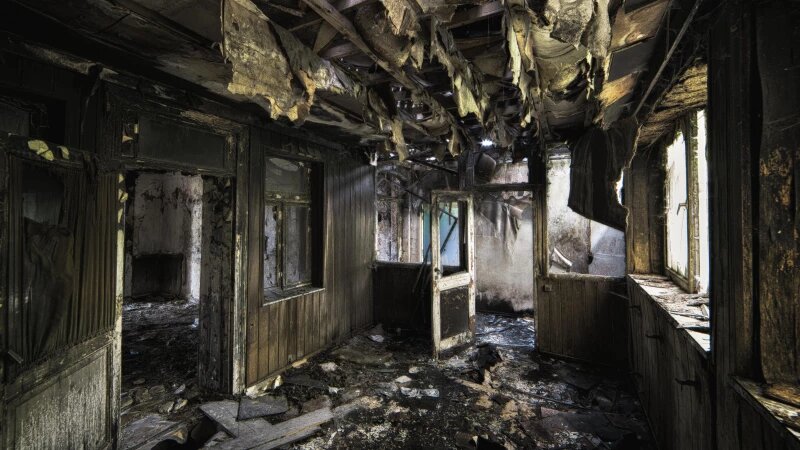     Дом после пожара. Источник фото: ru.freepik.com, автор wirestock