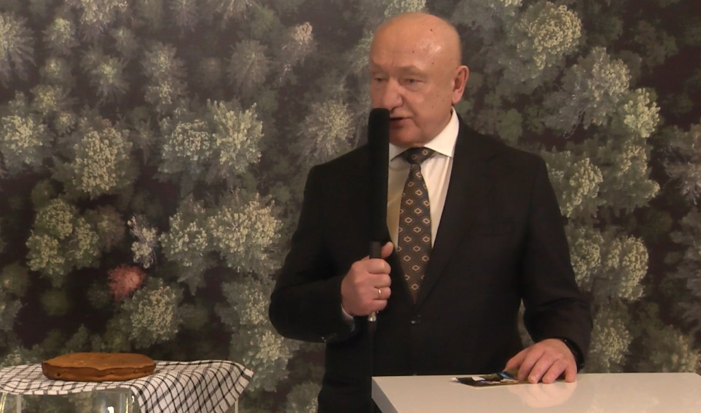    Самый позитивный мэр Югры показал фотографию, где играл в футбол с первым губернатором региона