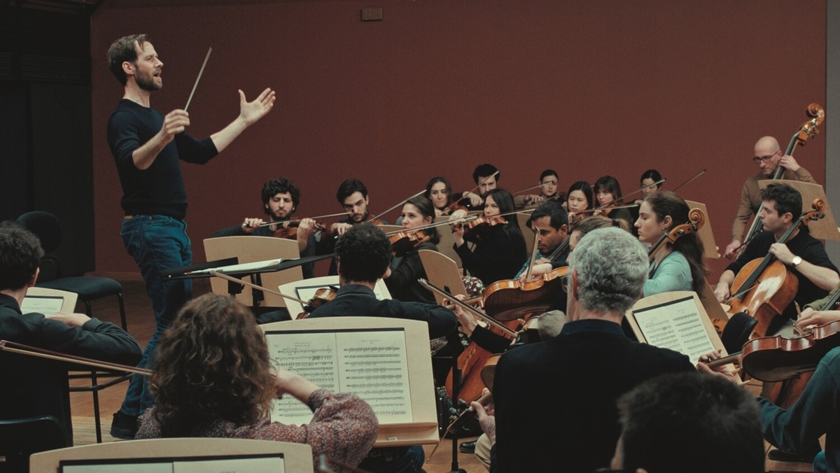 Кадр из фильма. Тибо Дезормо в исполнении Бенжамена Лаверна - смертельно больной дирижёр с мировым именем