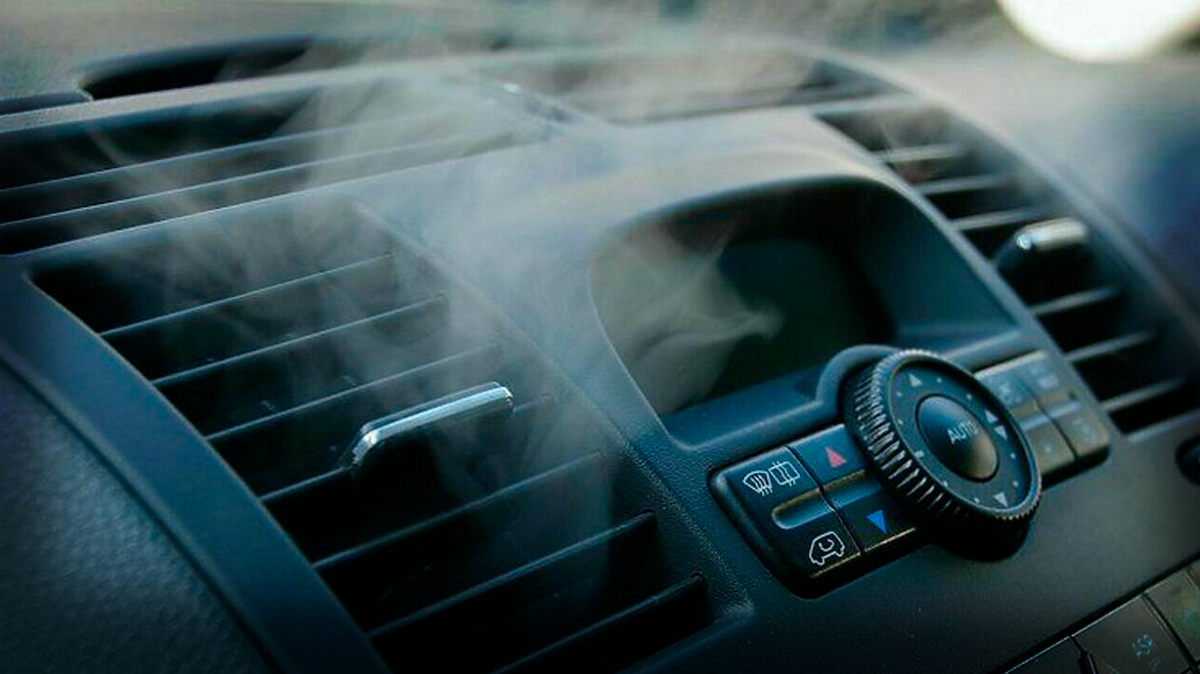 На фото иллюстрация "теплого воздуха" выходящего из автокондиционера