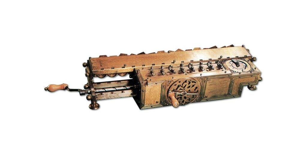 Арифмометр Лейбница (1673 год) - Предшественник современных энкодеров. Материал взят с сайта https://www.sutori.com  