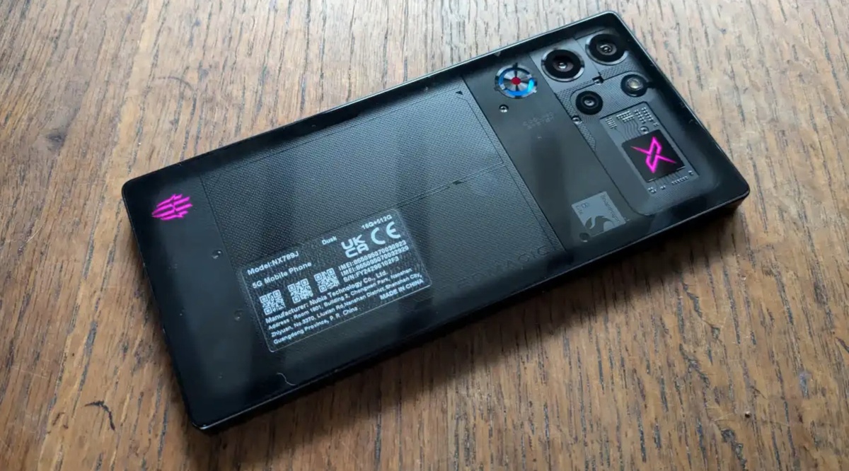    Уникальный дизайн со стеклянной панелью, выступом и RGB-подсветкой выделяется. Фото: techadvisor.com