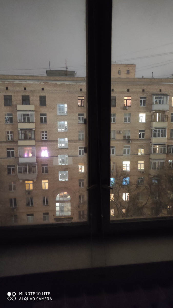 Дом напротив.  Фото сделано вечером, но утром примерно так же.