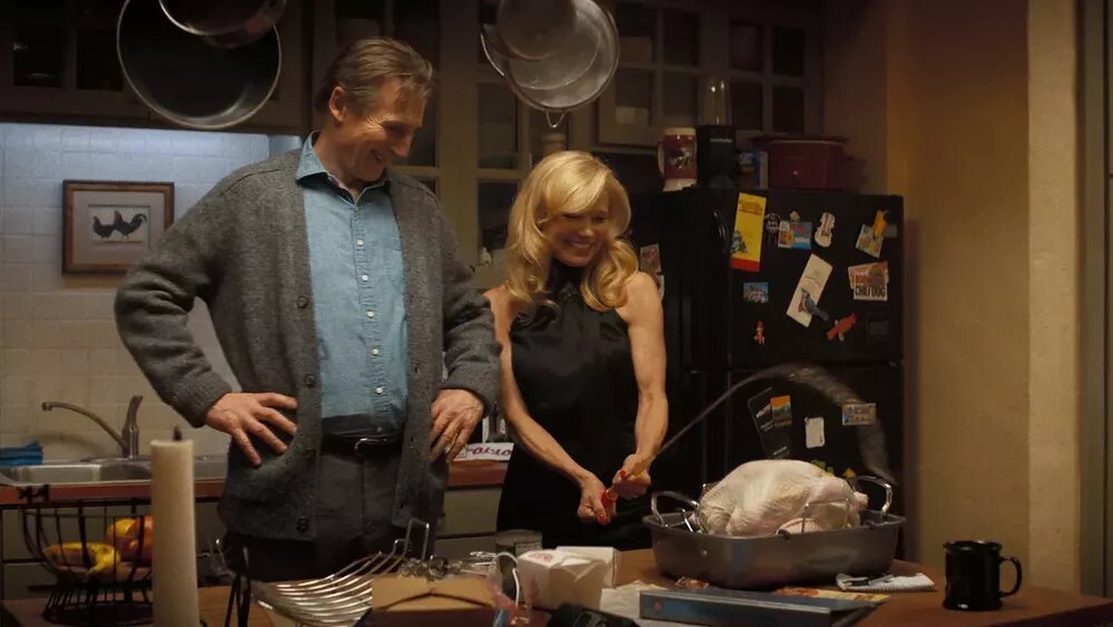 Лиам Нисон и Памела Андерсон в "Голом пистолете"📷
