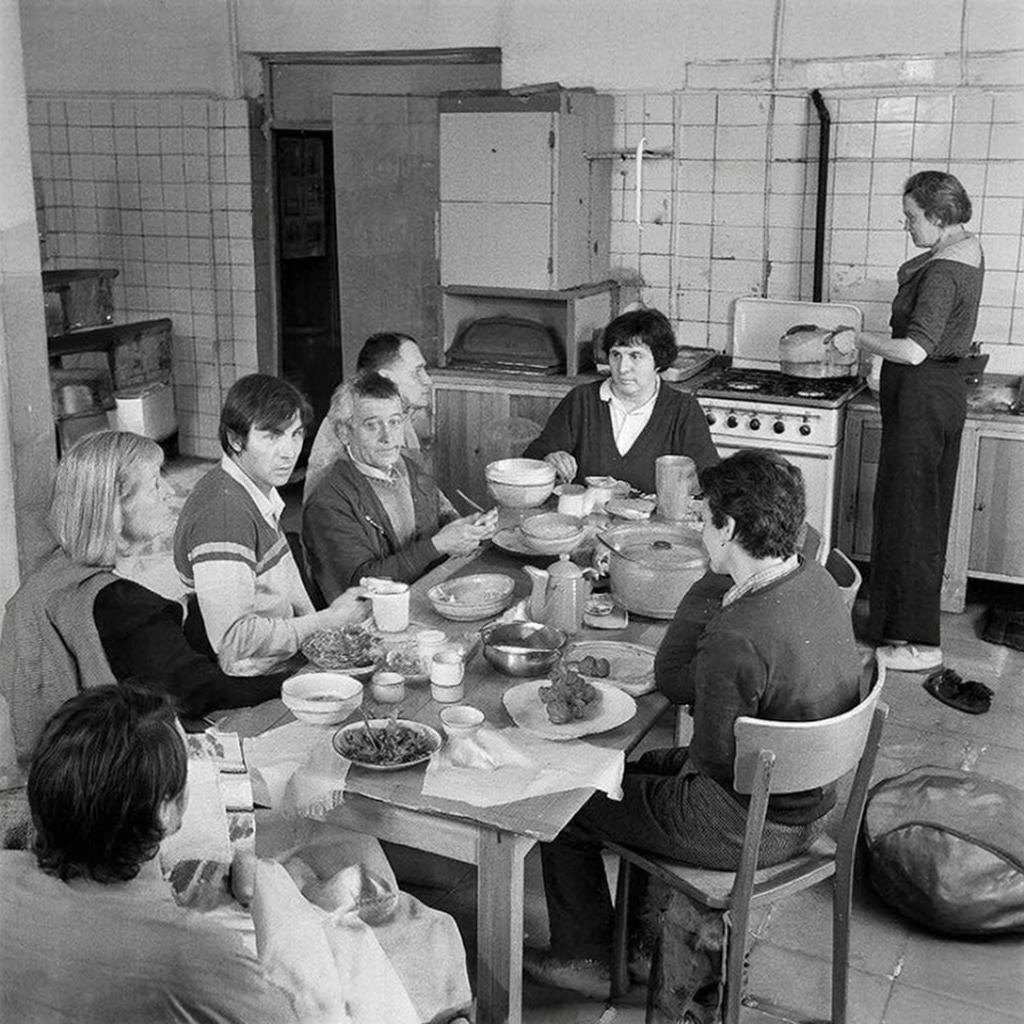 Советское общежитие. Изображение сгенерировано сервисом GigaChat 