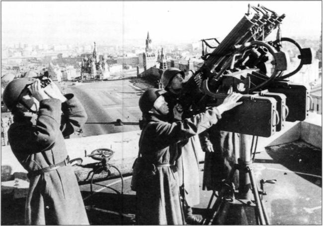    Счетверенный «Максим» на крыше гостиницы «Москва» в октябре 1941 года. Красная армия в конце года в сравнении с той же армией летом 1941 года откровенно нуждалась во всем. Потери в зенитных средствах были минимальны, но и их не хватало, отчего ПВО столицы иногда выглядело вот так, то есть довольно архаично для 1941 года / © Wikimedia Commons
