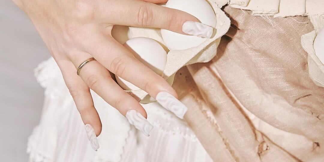 Накладные ногти для съемки «Девочка с яйцами»