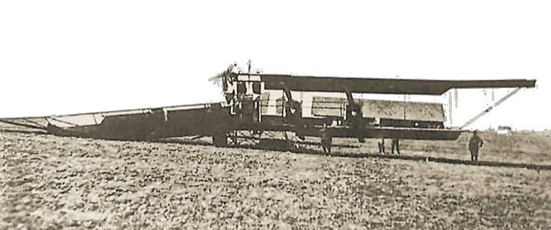 После того как «Илья Муромец», в экипаже которого состоял Марсель Пля, приземлился, у него отвалилось крыло. Фактически авиатор находился на волоске от смерти, во время полёта чиня расположенный на крыле мотор.