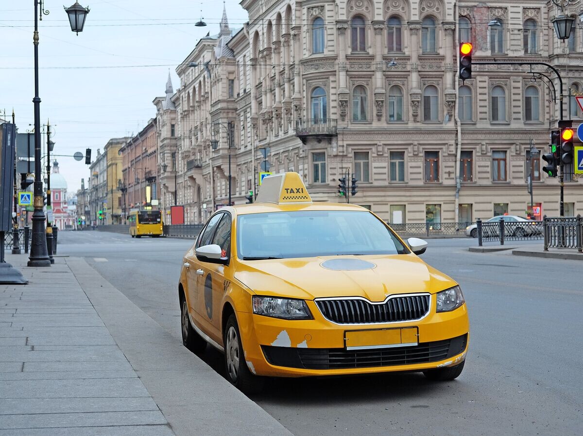    Такси на улице в Санкт-Петербурге | © Fotolia / Dmitry Vereshchagin