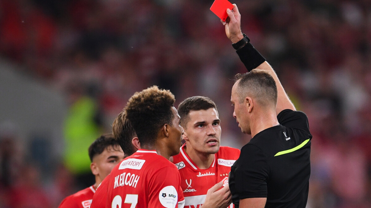 Красная карточка Умярову, которая была отменена после просмотра VAR. Фото из интернета.