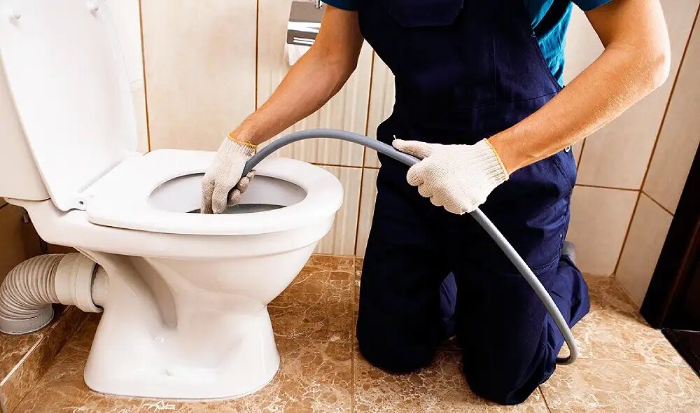 Пошаговое руководство: как устранить засор унитаза в домашних условиях, почему он возникает, чем чистить и когда срочно звонить сантехнику. Безопасные методы, профилактика. Москва и область.