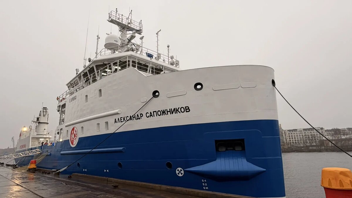 На краболове "Александр Сапожников" проекта CCa5712LS поднят флаг России / Фото: Корабел. Ру  📷
