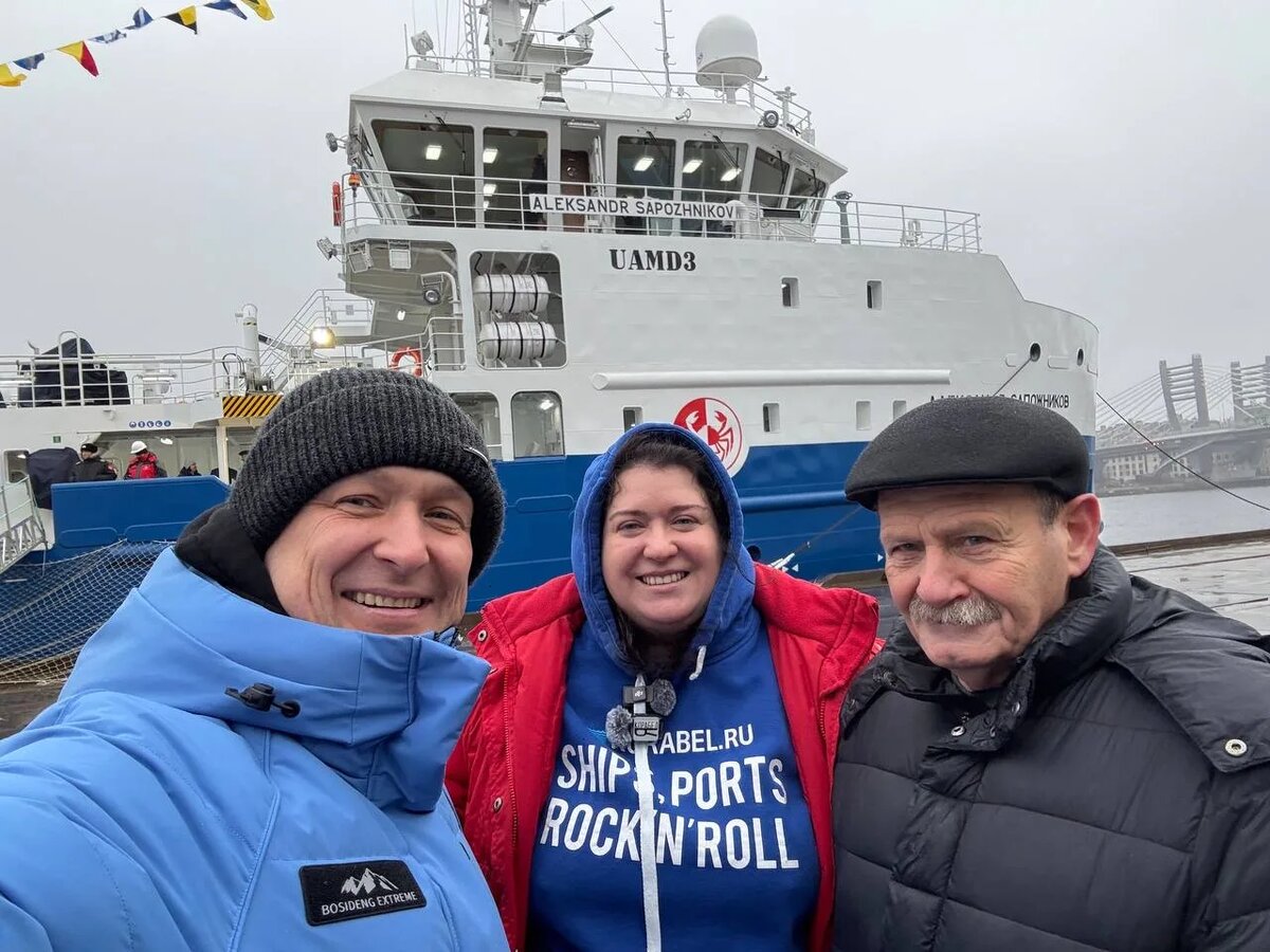 Генеральный директор "Корабел.ру" Александр Ивакин, морской блогер Виктория Корабеловна и генеральный директор Онежского ССЗ Владимир Майзус / Фото: Корабел. Ру  📷
