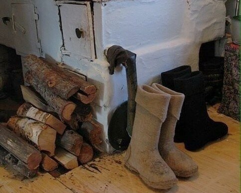 Валенки у русской печки. Фото из открытых источников.