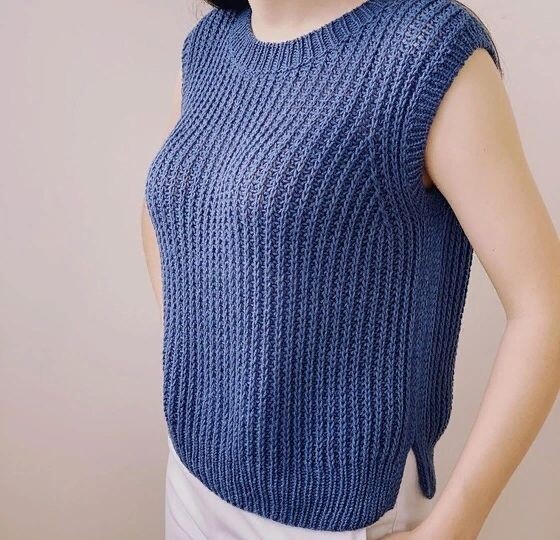 Топ, связанный полупатентным узором