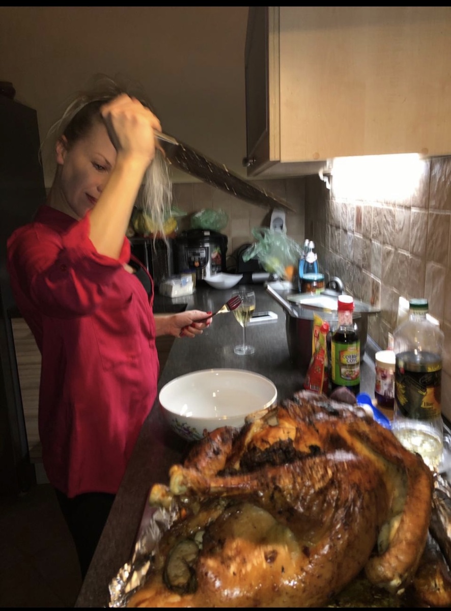 Я в доме за разделкой огромной индейки 