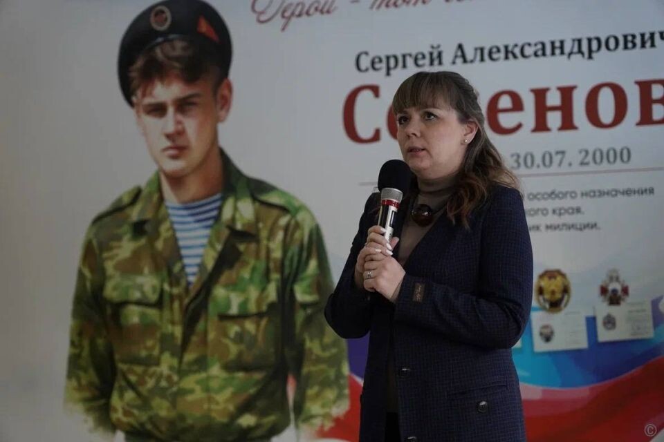    В барнаульской школе № 113 имени Сергея Семенова открыли мурал памяти героя. Источник: Администрация Барнаула